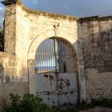 La struttura � introdotta da un ormai arrugginito cancello in ferro incorniciato da un arco sormontato da uno stemma gentilizio 